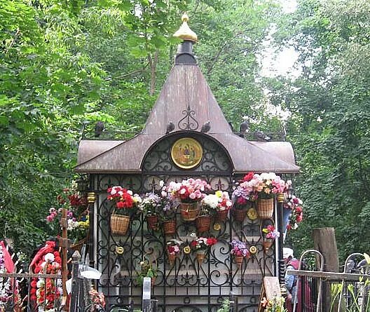 Даниловское кладбище матрона московская. Дданилавское кладбищне матрена. Могила святой матроны на даниловском кладбище. Даниловское кладбище матрона московская. Могила святой матроны московской.