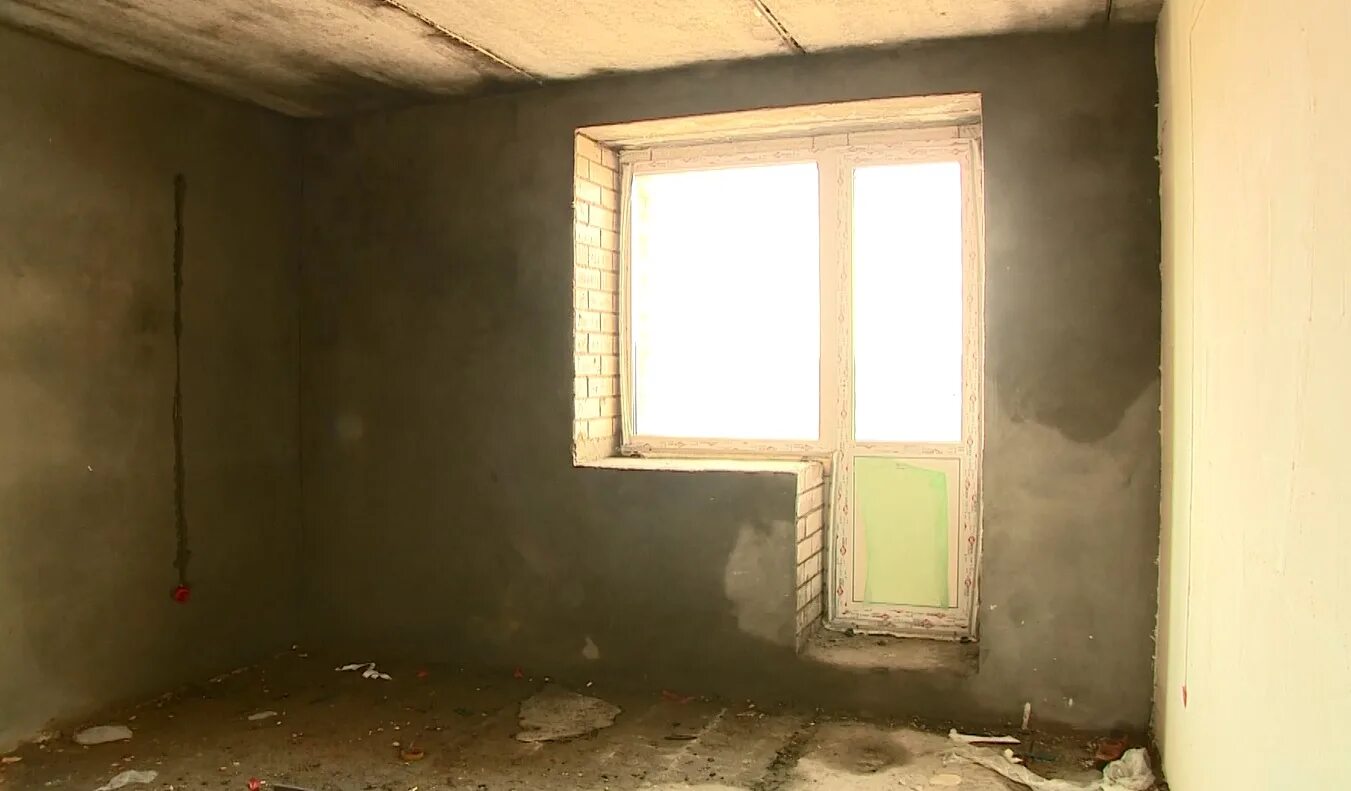 Пустая комната. Отделка квартир. Стены квартиры уже не такие родные. Стены квартиры уже не такие родные. Покрашенные стены в доме.