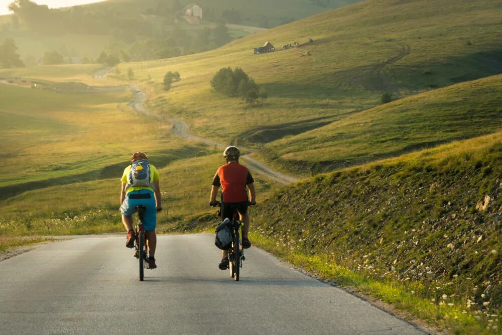 City people in the countryside. Велосипед на дороге. Scenic Bike Ride. Длинная дорога и велосипед. Ride on a Bicycle.