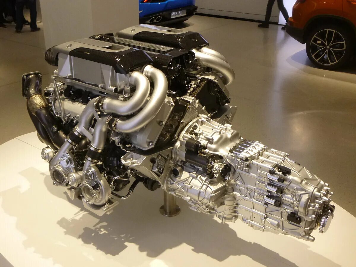 Джулиан какой двигатель. Мотор Бугатти Вейрон w16. Bugatti Veyron двигатель w16. Двигатель Bugatti Chiron w16. Bugatti Chiron мотор.
