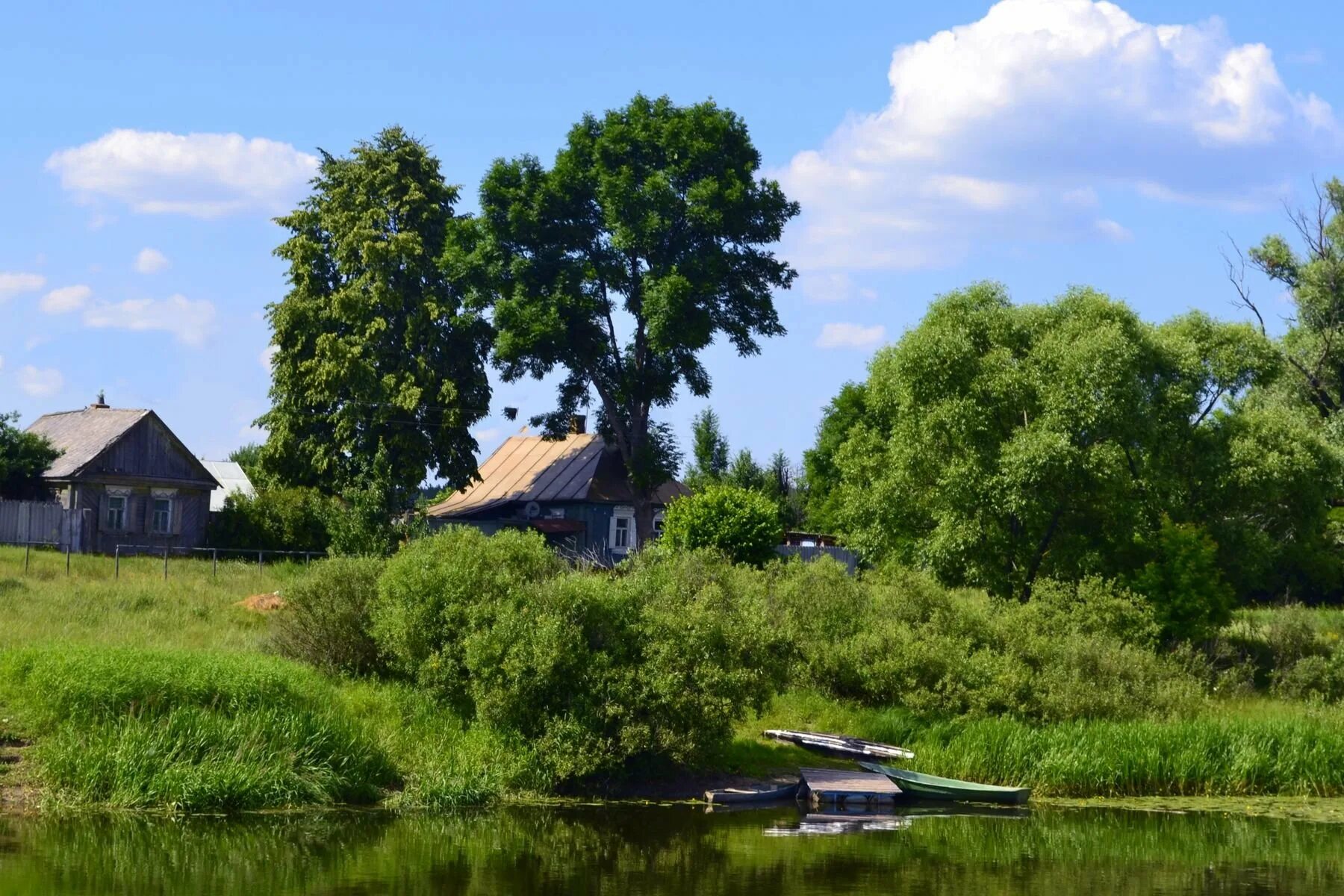 В деревне у реки последнее. Деревня деревенька тверская область. деревня у реки. деревенский домик на берегу реки. деревня на берегу.