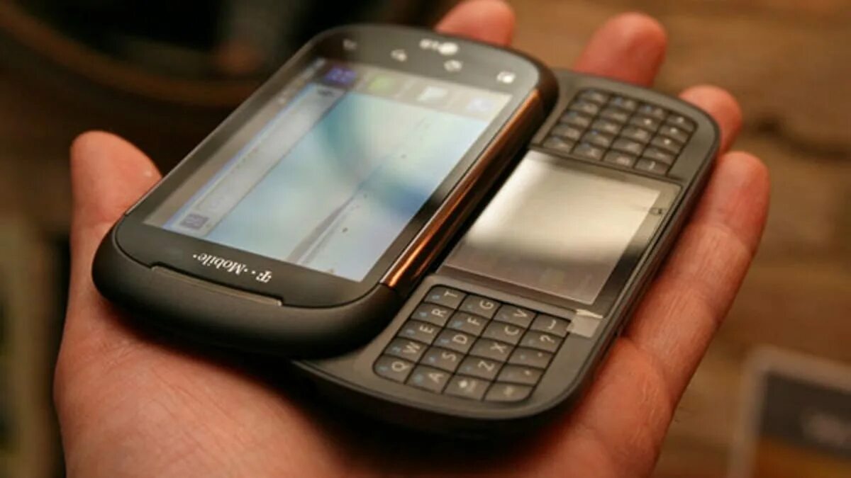 Экран слайдер. Коммуникаторы слайдеры с QWERTY клавиатурой 2000х. Слайдер смартфон Элджи с 2 дисплеями. LG Flip. Сенсорный кнопочный телефон.