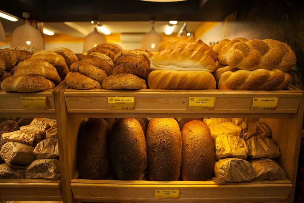 Пекарня поле. Мини пекарня. Хлебобулочные изделия на прилавке. Ассортимент хлебобулочных изделий в пекарне. Мини пекарня хлеба.