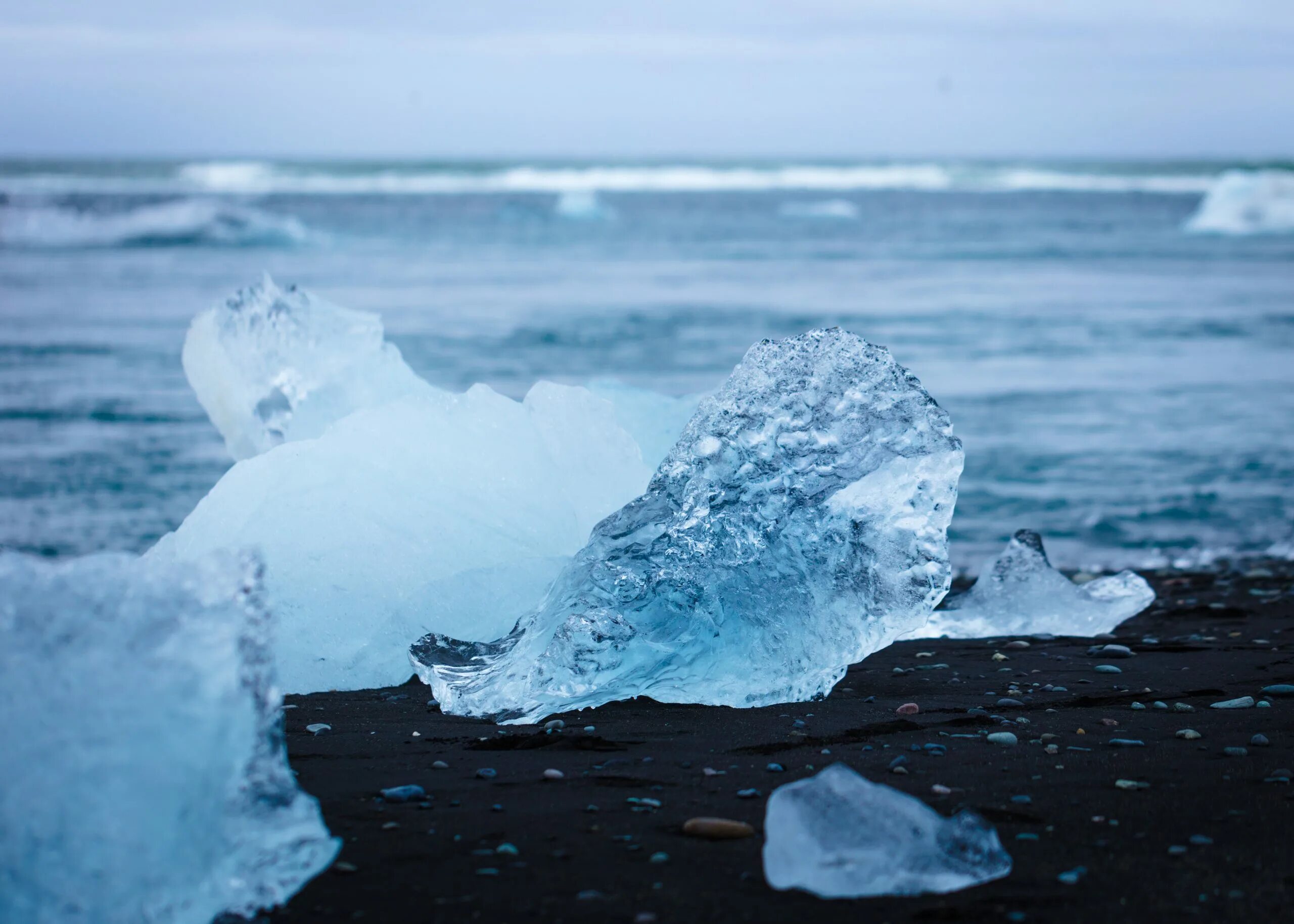 Куски льда в океане. Кусок льда. Кусок льда Айсберг. Кусок льда на море. Лед на заливе.