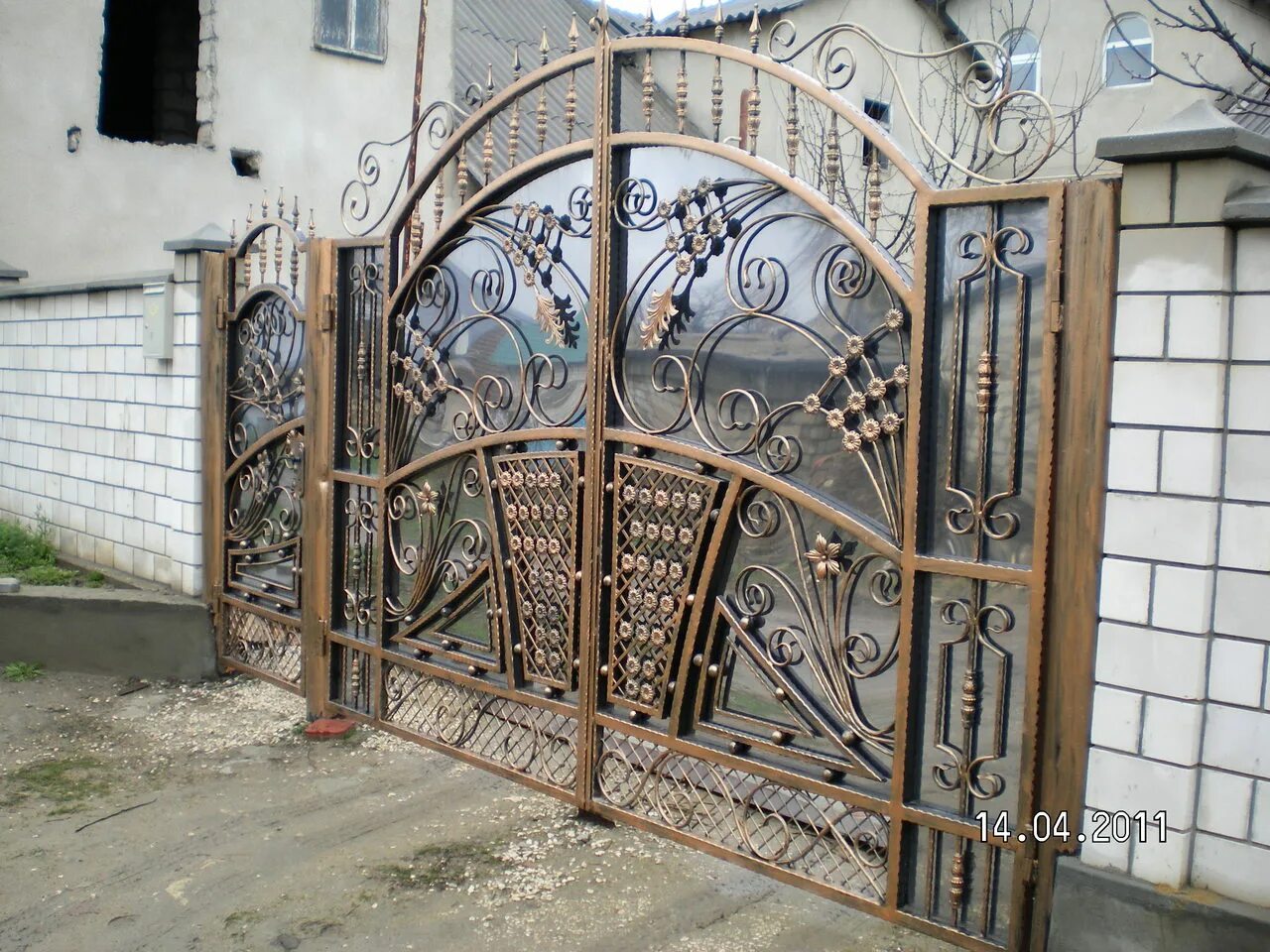 Став ковка. Магазин кованных изделий. Лестничные ограждения из нержавейки. Став ковка. Балясины из профтрубы холодная ковка.
