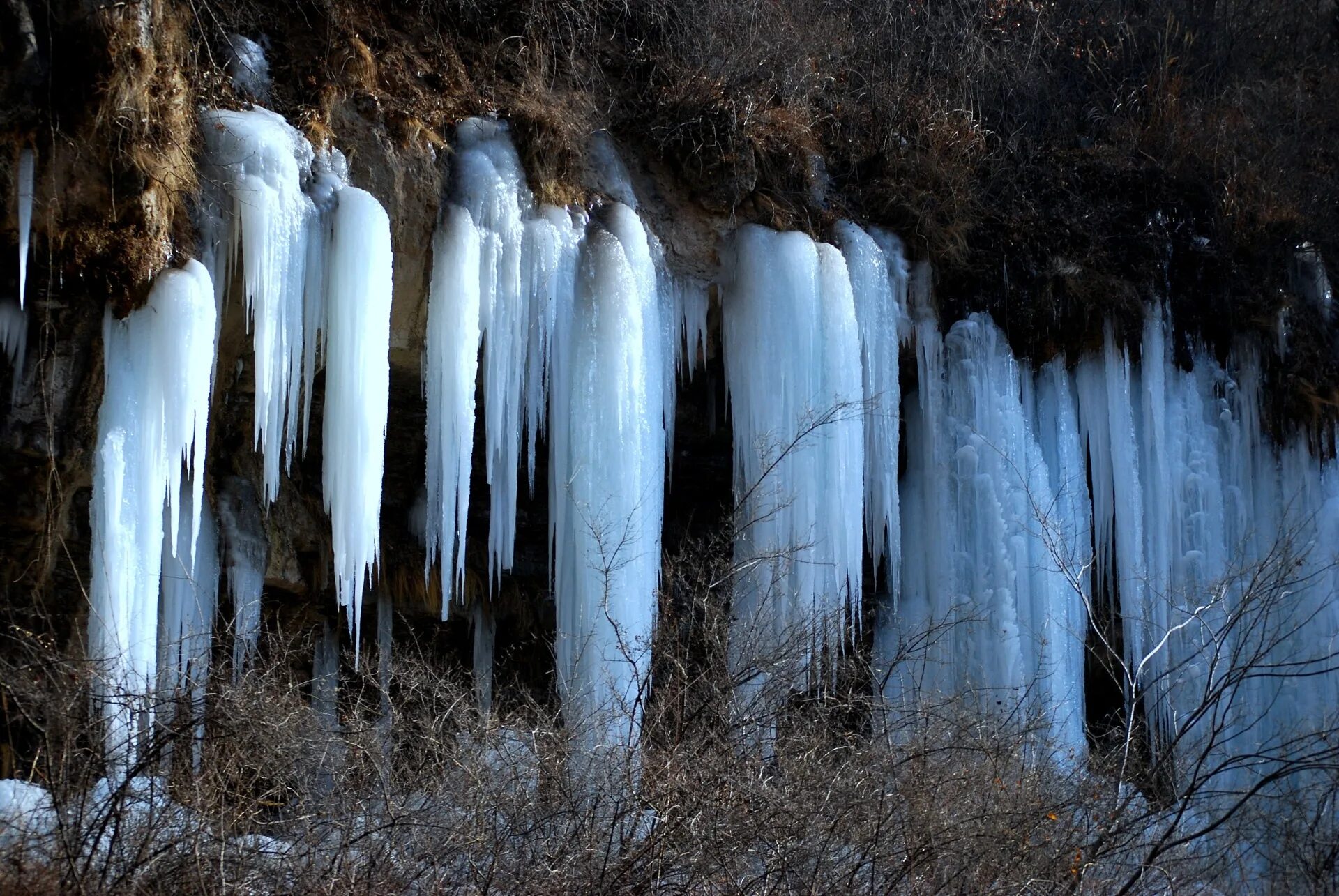 Замерзание воды. Замерзшая вода. Сосульки на водопаде. Огромные ледяные сосульки. Сосульки в скалах.