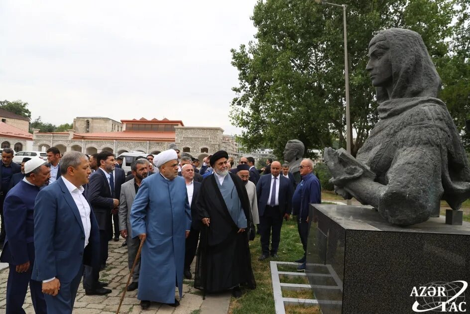 Сарвпн Саатлы. Памятник Натаван в Баку. Саатлы Mollavazli. Саатлы азербайджан