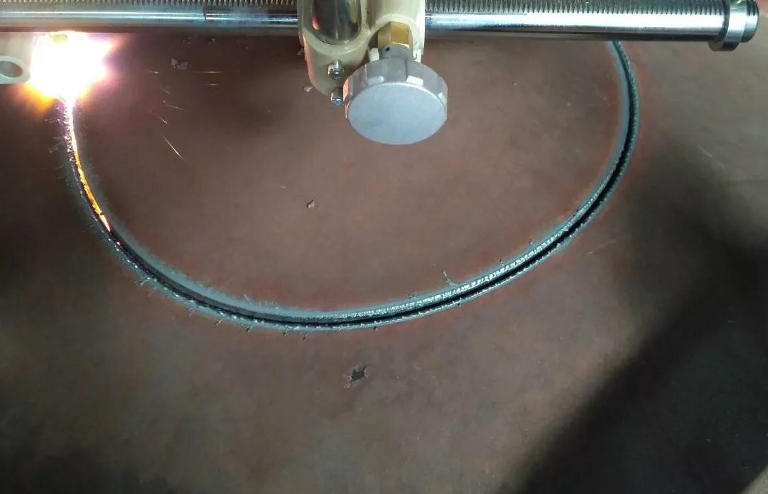 Коронка для отверстия на мойке. Вырезать отверстие в трубе. Овальное отверстие в металле. Вырезать отверстие в трубе. Вырезка отверстие в металле электродом.