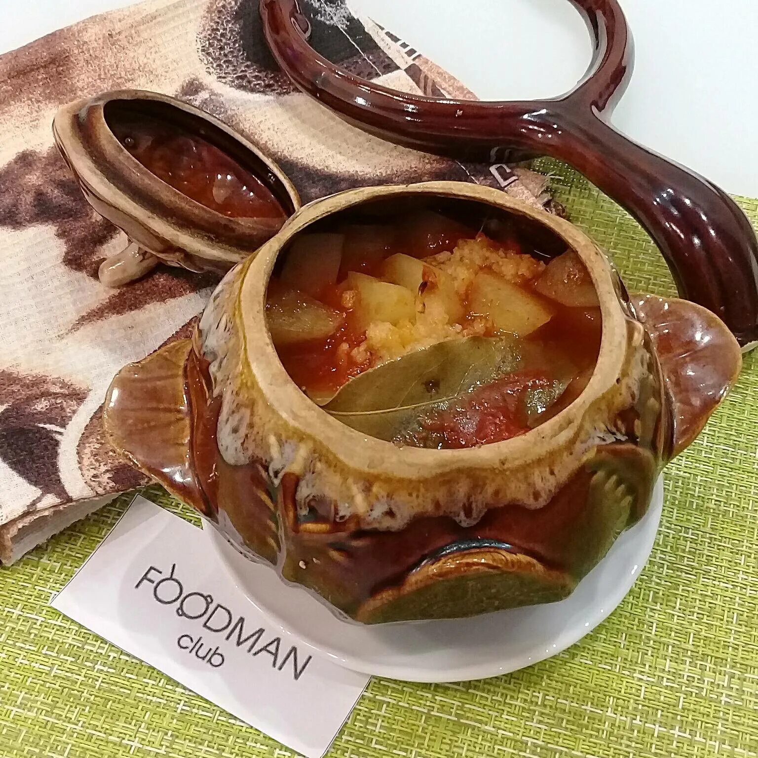 Азу в горшочках. Жаркое по татарски с. Азу по татарски из свинины в горшочках. Азу в горшочках. Свинина в горшочке.