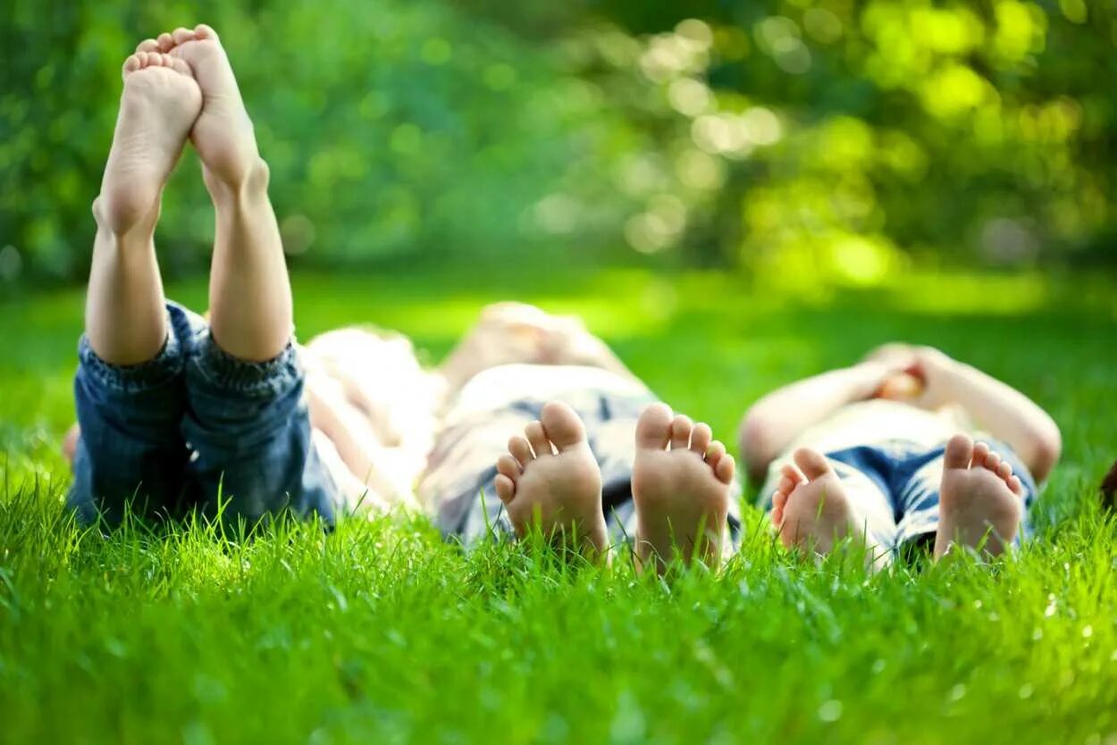 7 беззаботная жизнь. Лето дети. Лежит на траве. Дети и природа. Радостные люди на природе.