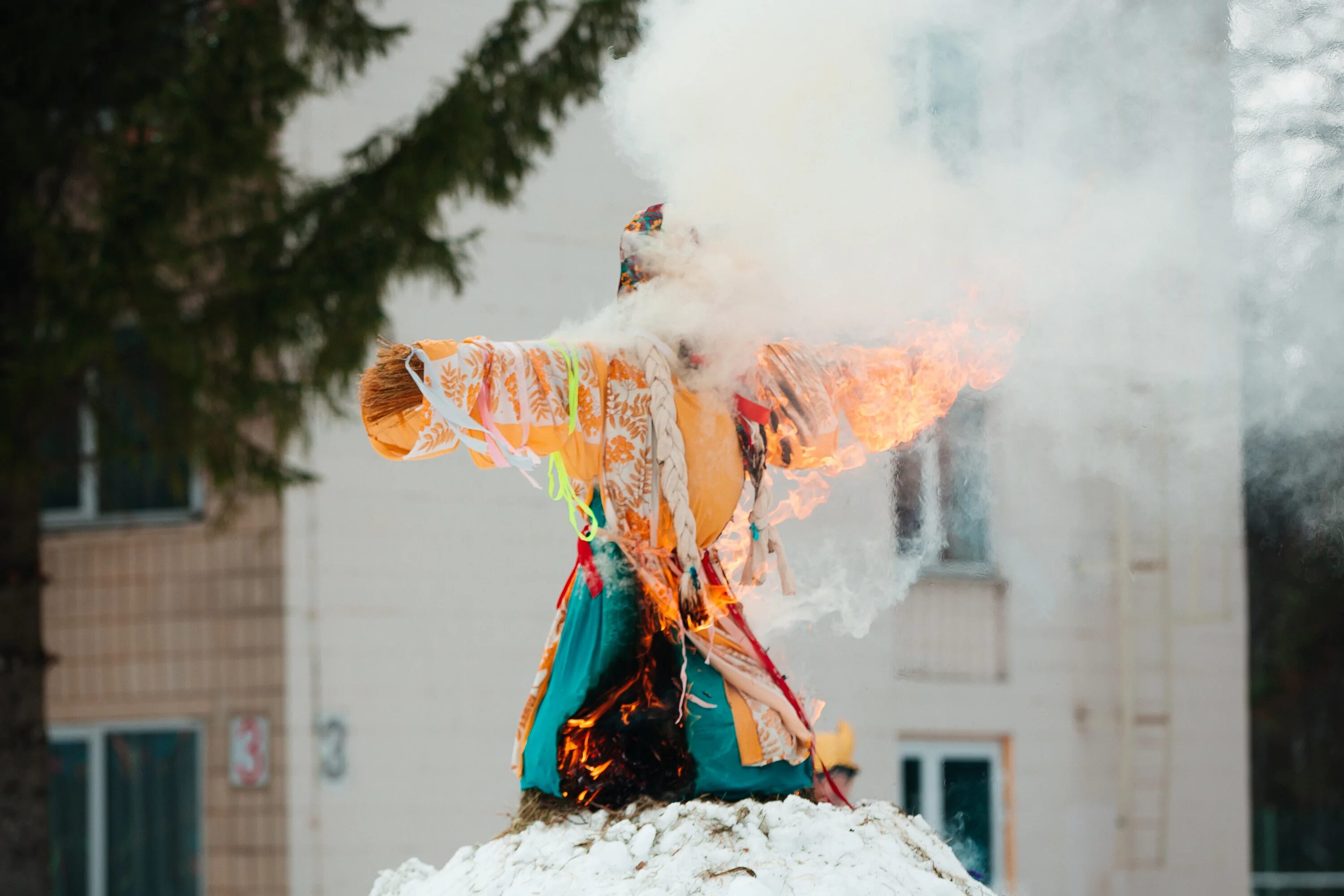 Чучело на Масленицу. Сжигание Масленицы. Празднование Масленицы. Сжигание чучела Масленицы 2023. Сжигание масленицы йошкар ола