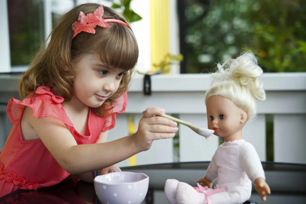 1 девочка играй. Куклы для девочек. Девочки играющие в куклы. Дети играющие с куклами. Девочка играет кв куклы.