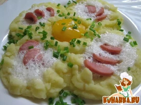 Пюре с яйцом на сковороде. Картошка пюре с яйцом. картофельное пюре с яйцом на сковороде. пюре с сосиской фото.