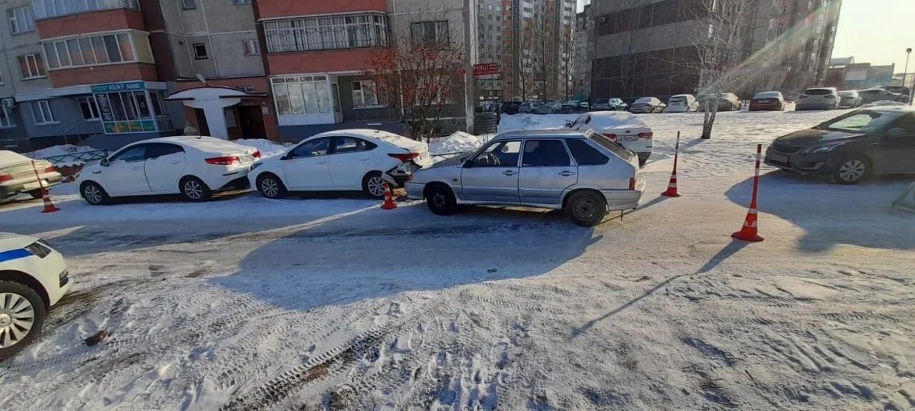 Автомобиль во дворе. Машина на улице. Парковка. Тюмень 17 апреля