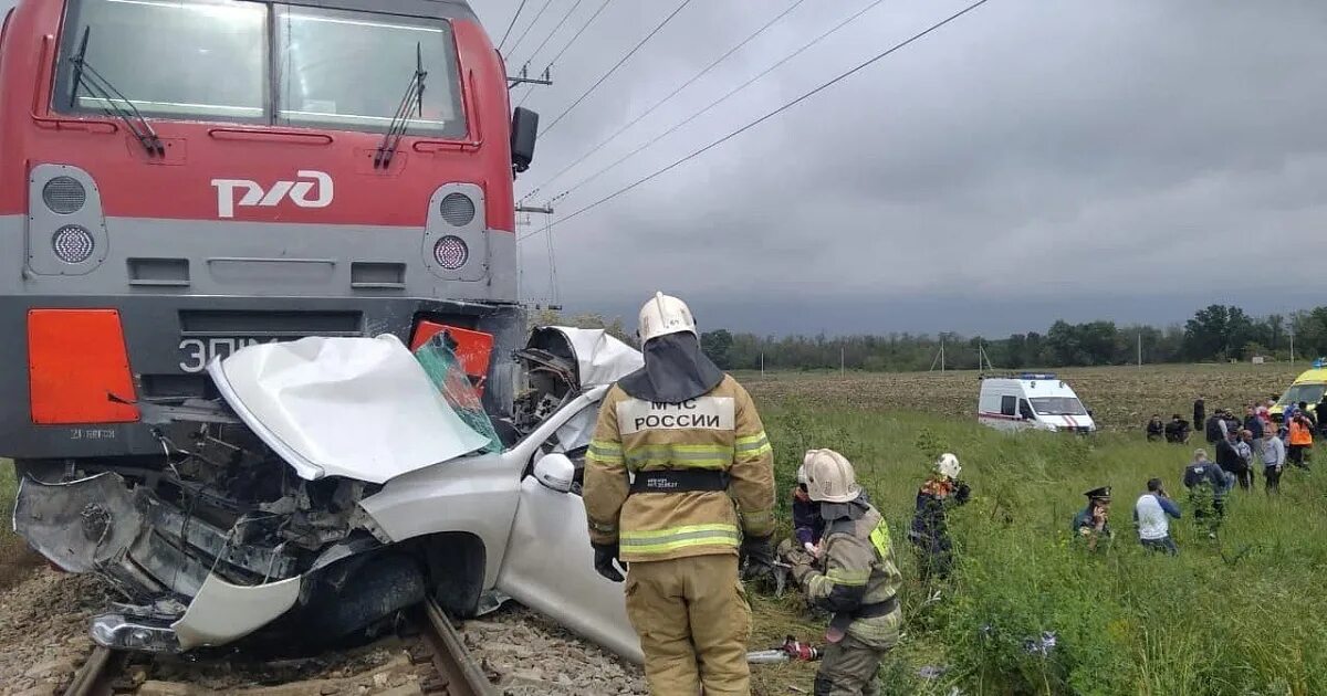 Чп 28 февраля. Анапа Витязево авария с поездом. Авария на Железнодорожном переезде.