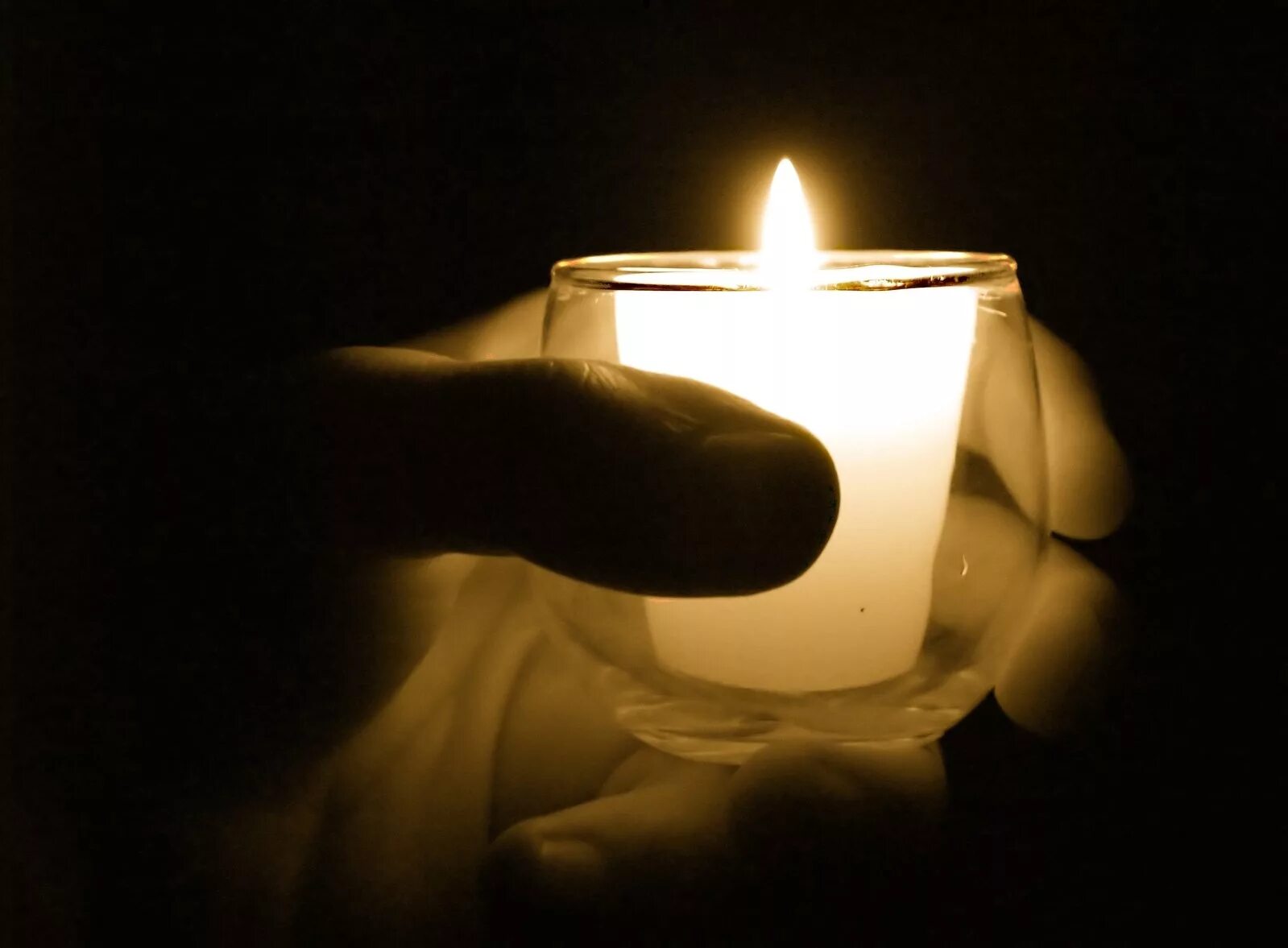 Свеча горит в руке. Свечка в руках. Свеча в ладонях. Горящая свеча в руках. Ладошки со свечой.