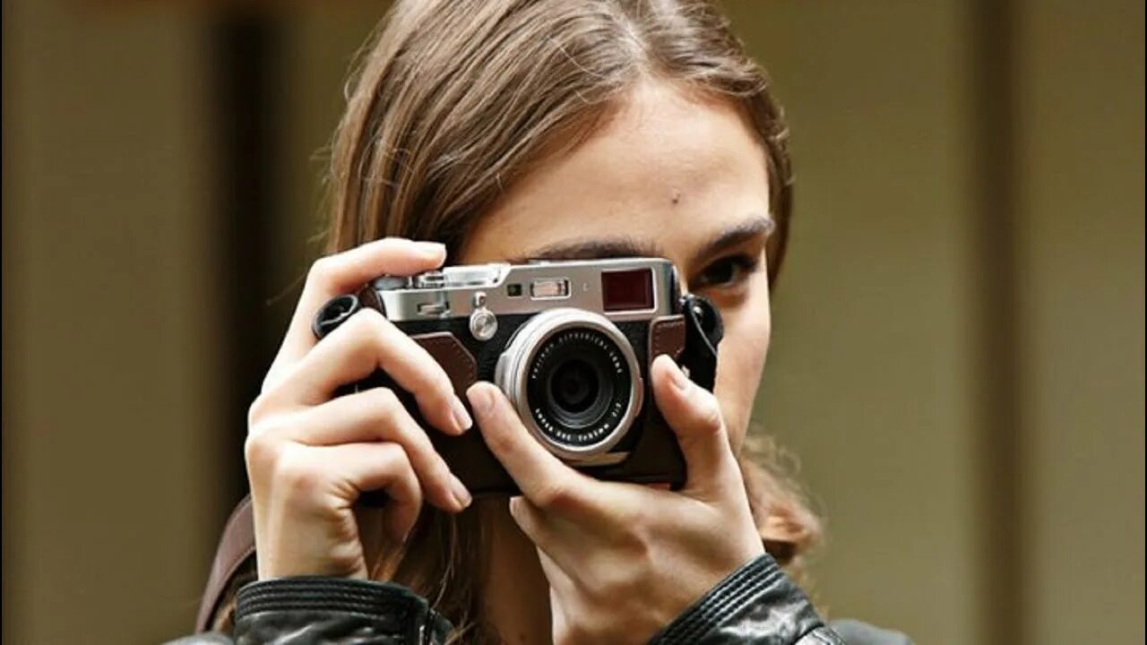 Фотокамера компактная 2022 года. Фотоаппарат Fujifilm x100f отзывы на фотоаппарат Fujifilm x100f. Как увидеть фото Fujifilm камера. Едят на камеру как называется