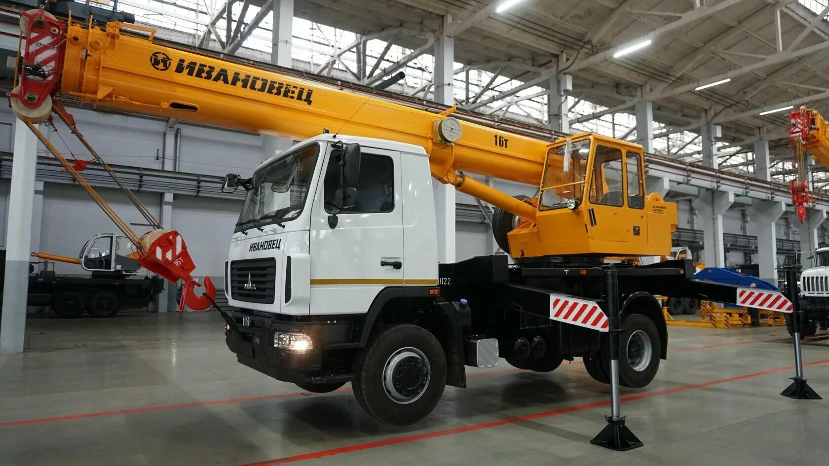 Автомобильный кран марки. Кран ивановец 16 тонн. маз ивановец 16. автокран ивановец 16 тонн камаз. кран автомобильный кс-35715.