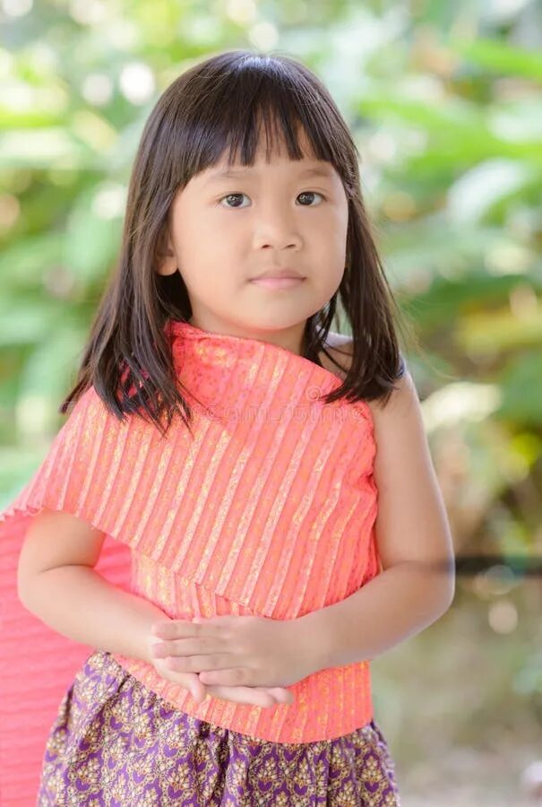 Юные тайцы. Маленькая тайская девочка. Девочка маленькая Тайланд. Маленькие тайские девушки. Тайская девочка дети.