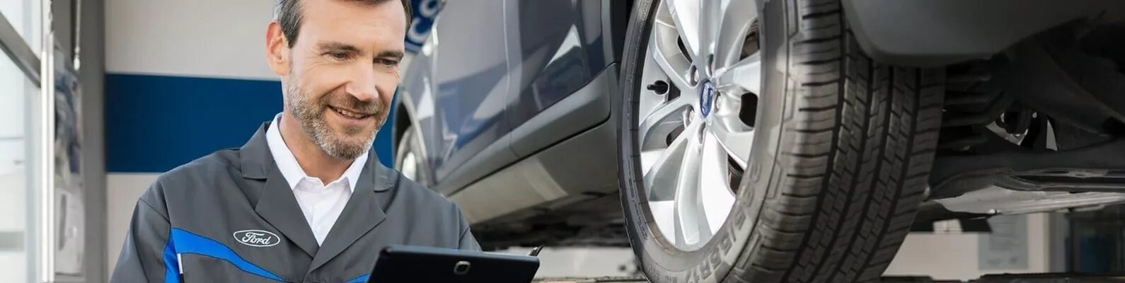 Сервис доставки. Машина в автосервисе. Автомобиль в сервисе. Мастер-приемщик автосервиса. Форд сервис.
