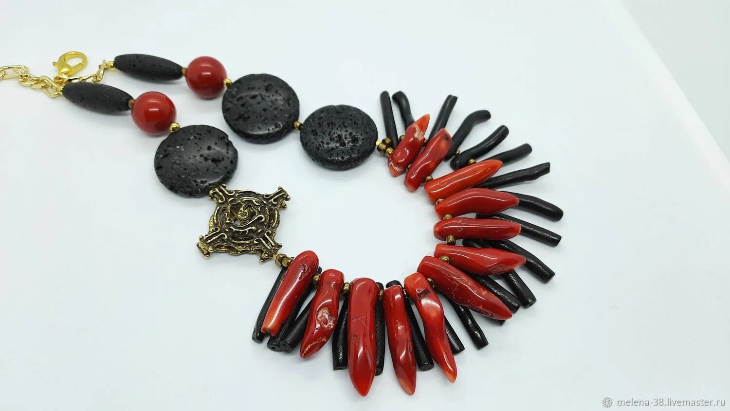 Бусы из черного коралла. Черный коралл бусины. Черный коралл акабар. Кубинские украшения из черного коралла. Индийский черный коралл.