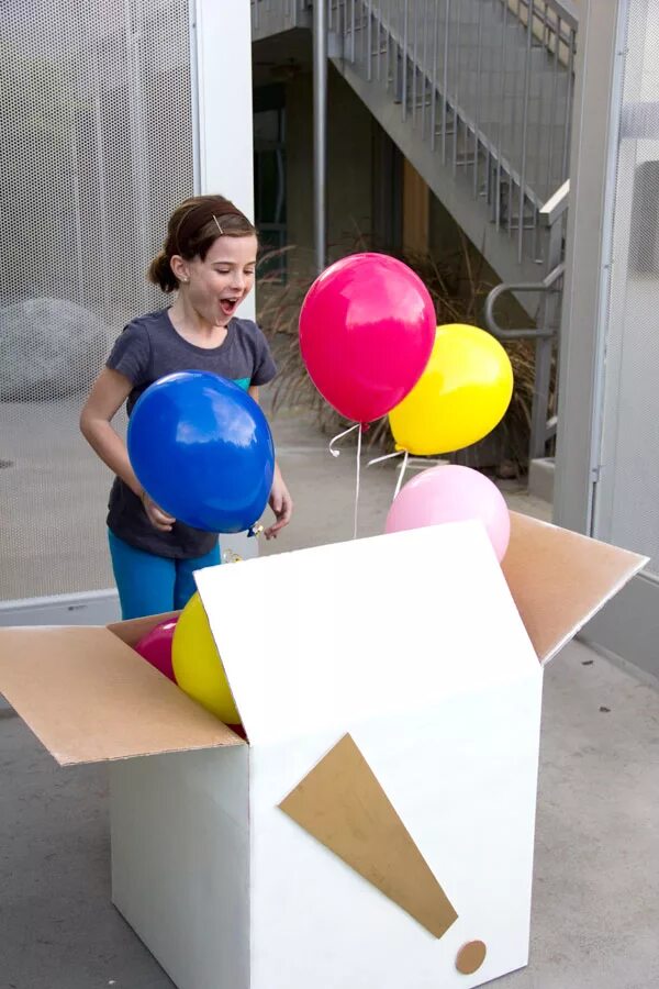 Неожиданный подарок сюрприз. Коробка с шарами, сюрприз. Шары из коробки. Коробка сюрприз с воздушными шарами. Шары вылетают из коробки.