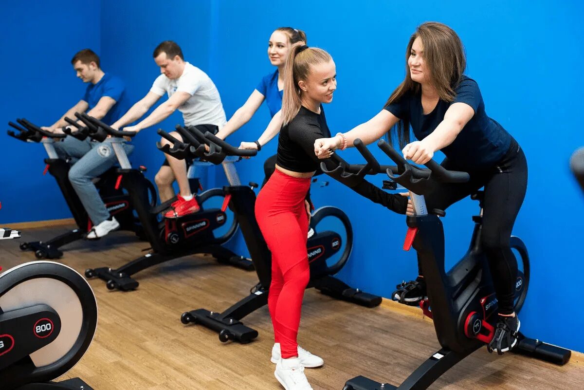 Сайклинг что это. Сайкл (Cycle) зал. Аэробика сайкл рибок. Сайкл Pulse Fitness 225e. Групповые занятия на велотренажерах.