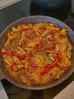 Фунчоза с курицей и овощами на сковороде