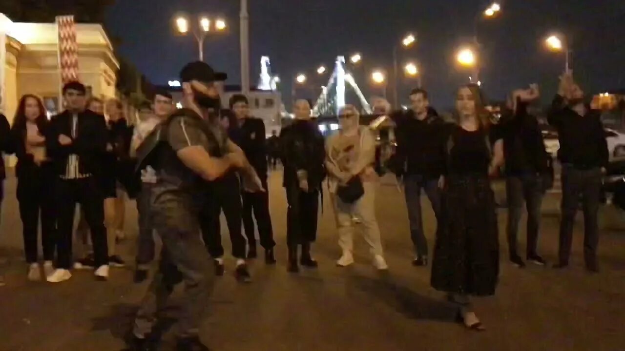 Мужики танцуют рекорд. Мужчина не танцует мужчина решает. Мужчина не танцует мужчина решает. Танцуй текст. Мужик танцует под манеру.