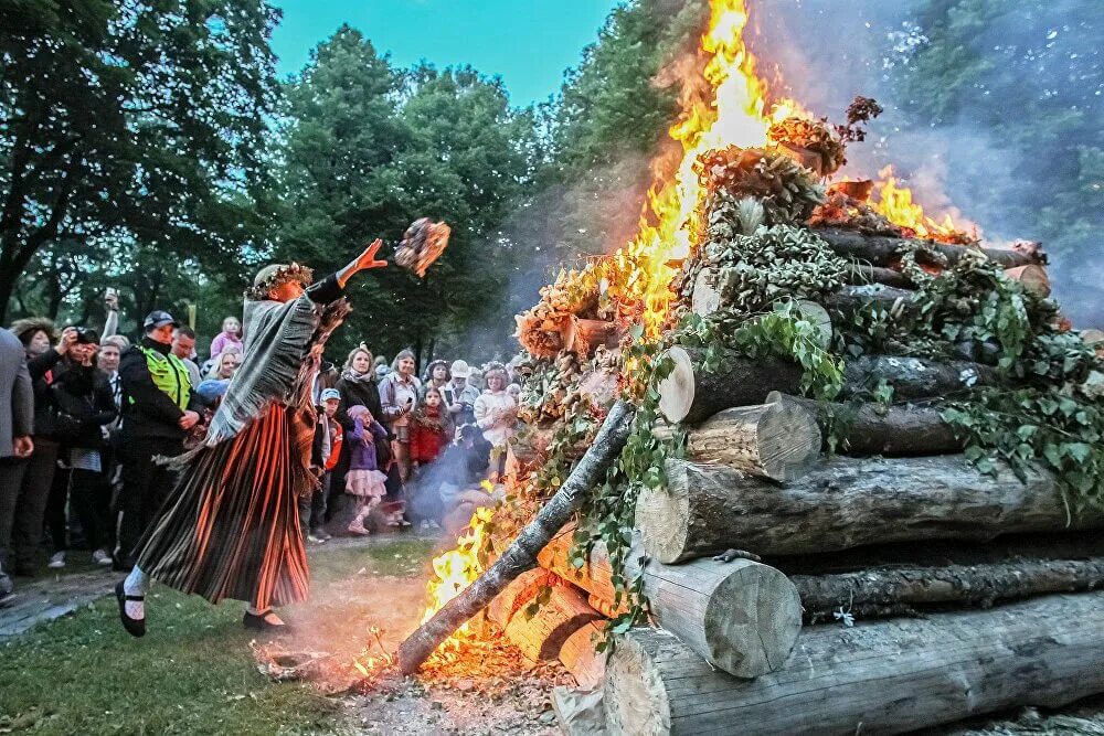 Какой праздник в литве. Традиции Латвии Лиго. Лиго латышский праздник. Лиго Янов день. Празднование Лиго в Латвии.