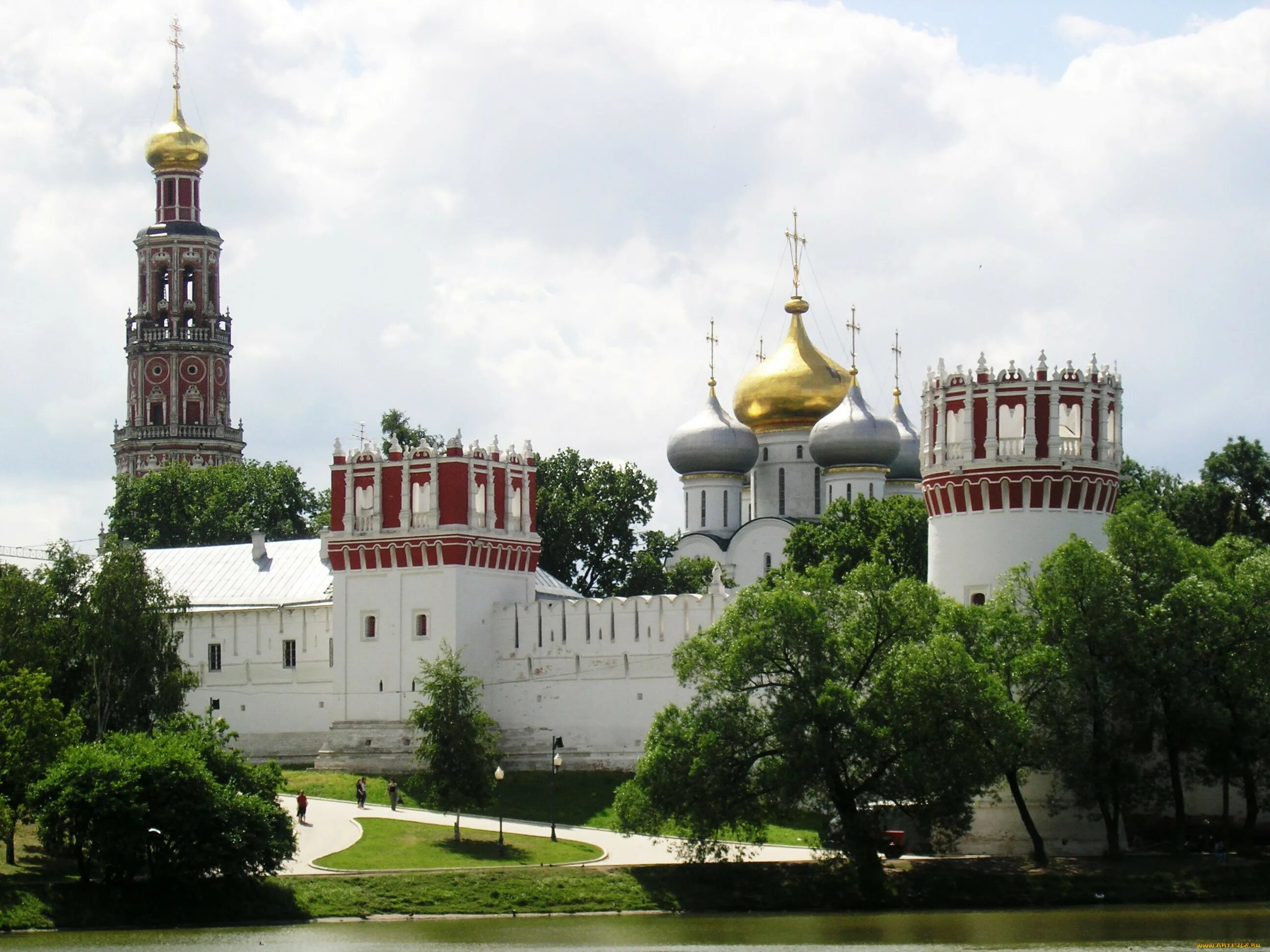 Известные монастыри москвы. Новодевичий монастырь в Москве. Новодевичий монастырь Барокко. Ансамбль Новодевичьего монастыря Москва. Новодевичий монастырь 1524.