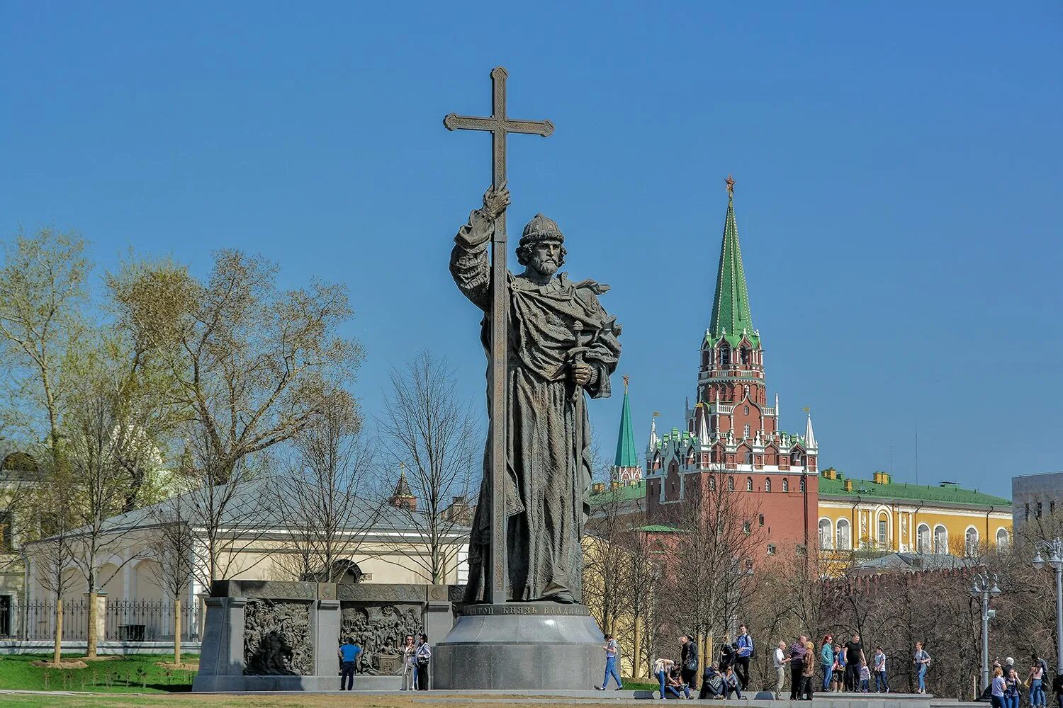 Памятник где на площади. Памятник князю Владимиру в Москве. Крещение Руси памятник Владимиру в Москве. Памятник равноапостольному князю Владимиру в Москве.