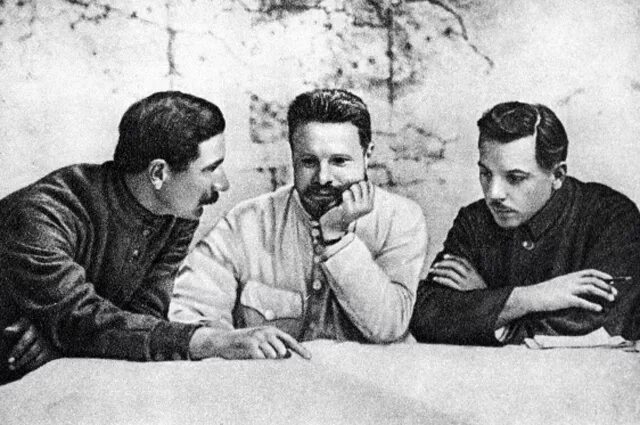 Фото фрунзе михаила васильевича Парад 1 мая 1925 года на Красной площади в Москве Первомай 1925 года был во. Гер