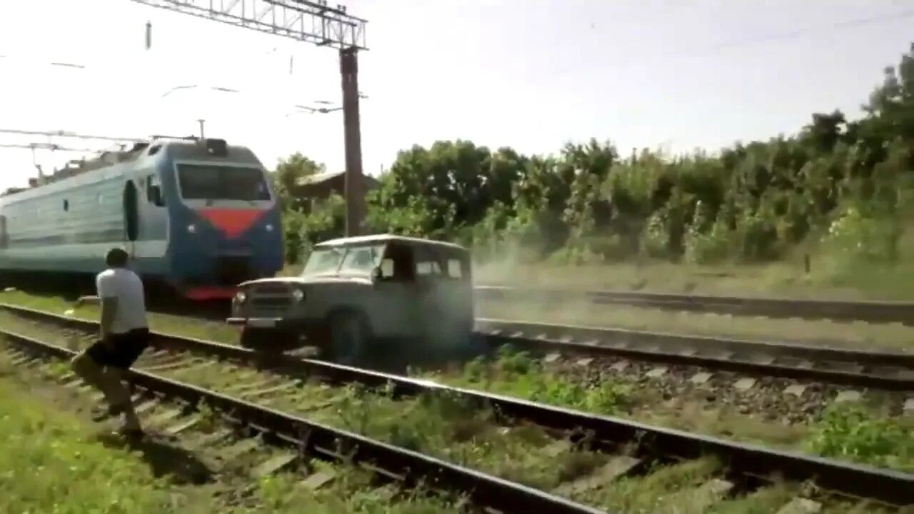 Поезд врезался видео. Танцующих лезгинку сбил поезд. поезд чуть чуть не реалистичный.