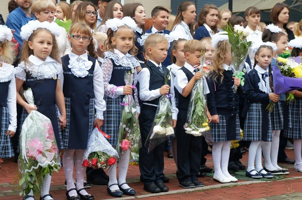 Первое сентября первоклашки. Школьная линейка первоклассников. Первоклассники на линейке. Первое сентября для первоклассников. 6 сентября 2014