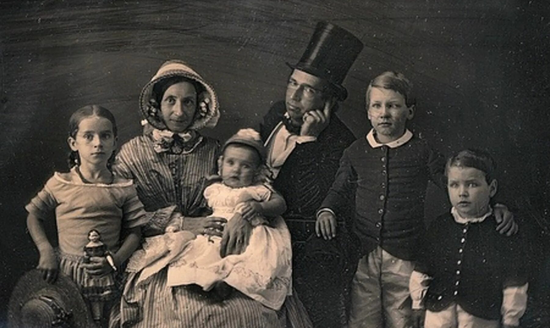 Старое фото семьи. Семья викторианской эпохи 1620-1820 г.г. Викторианская семья 1885. Семейный портрет викторианской эпохи. Викторианский ребенок.