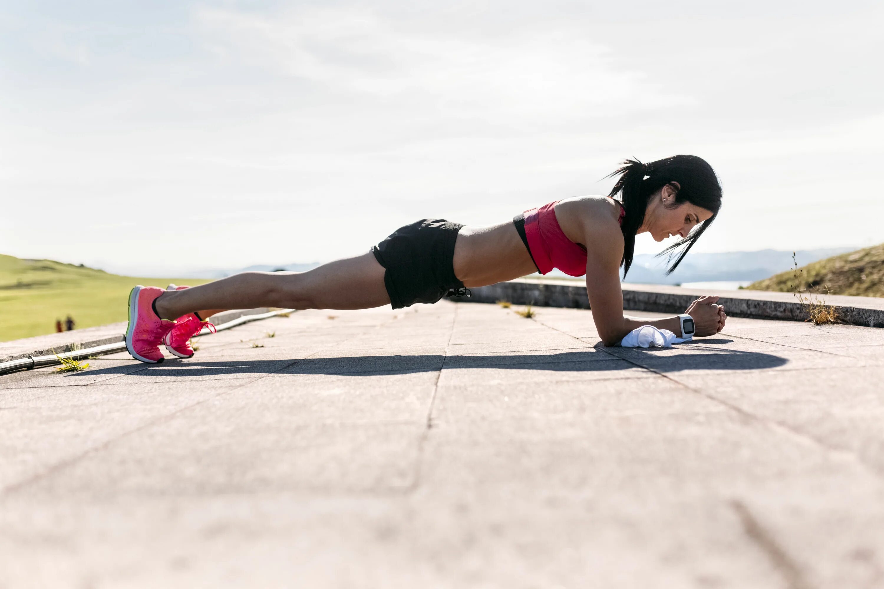 She like doing sports. Планка калистеника. Планка (Plank):. Планка девушка. Что такое планка в спорте.