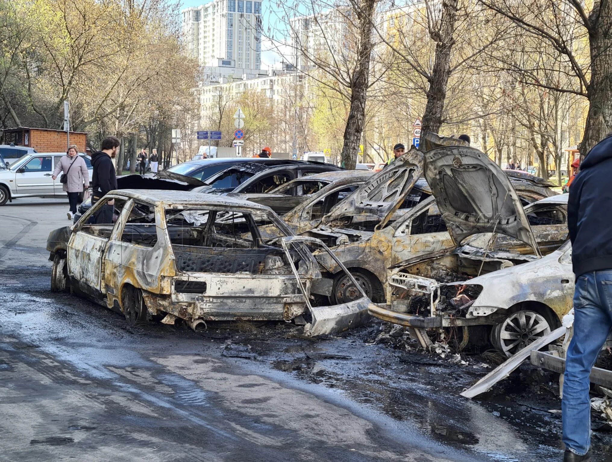 Где сгорели машины. В Москве на Кустанайской улице сгорели машины.