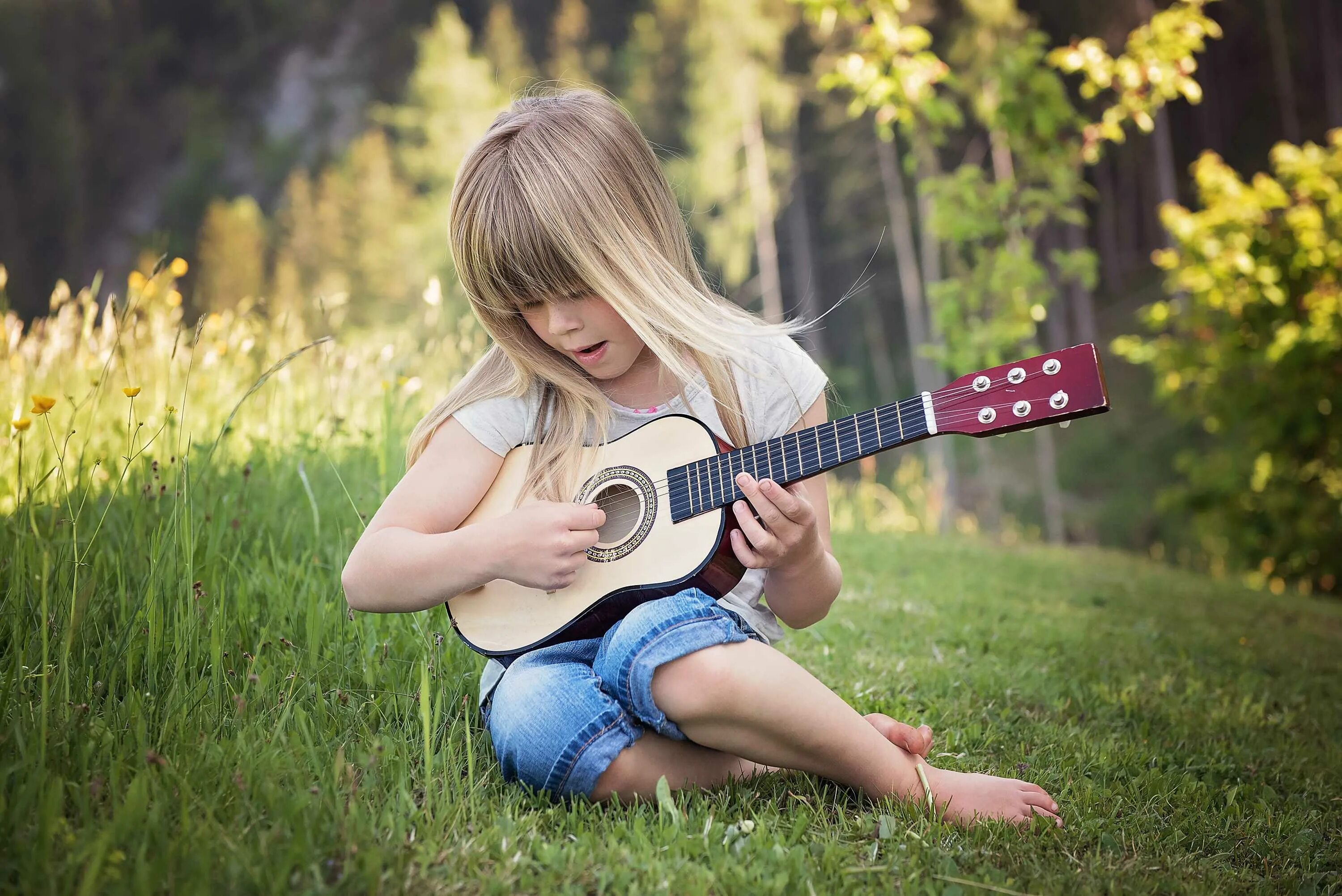 Слушать спокойную музыку без слов для детей. Музыкальные инструменты для детей. Девушка с гитарой. Дети и природа. Гитара на природе.