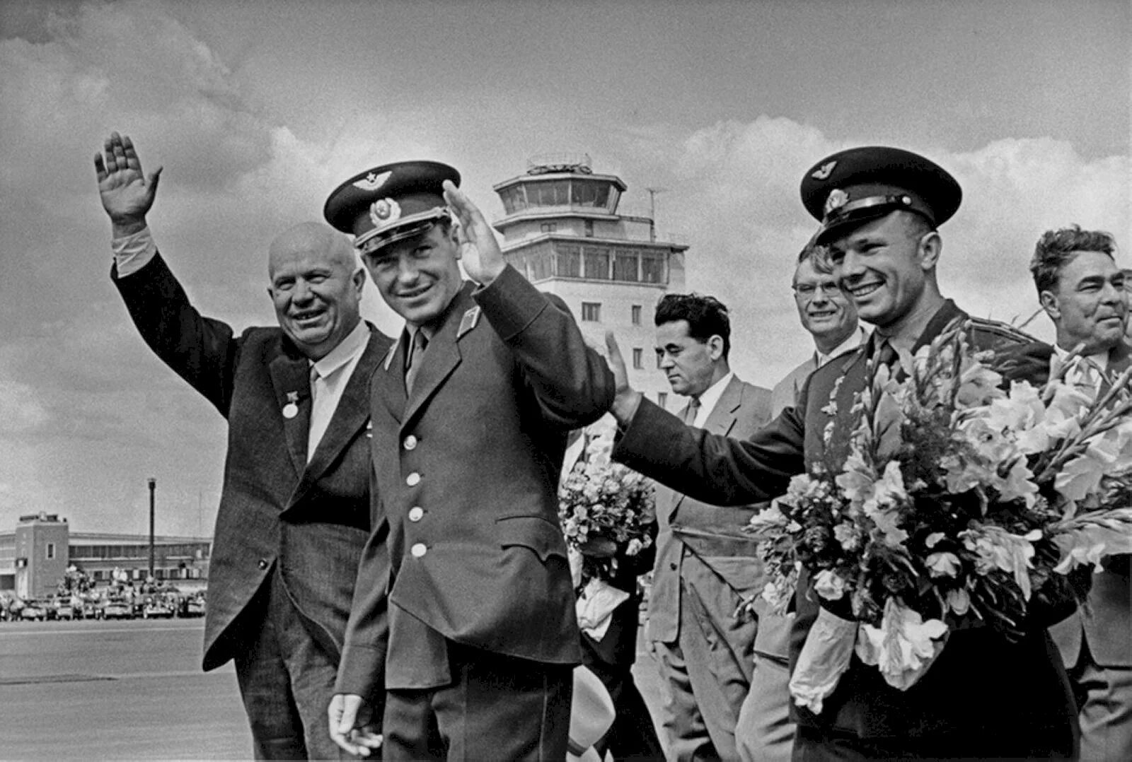 Известные исторические фотографии. Хрущев и Гагарин 1961. Титов Гагарин Хрущев.