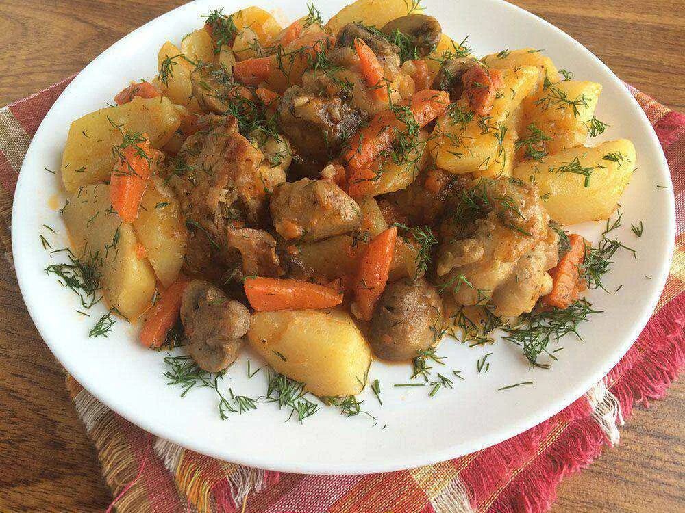 Рецепт жаркого из курицы. Жаркое из курицы с картошкой. жаркое из курицы с картошкой и овощами. жаркое из свинины. жаркое по домашнему с курицей.