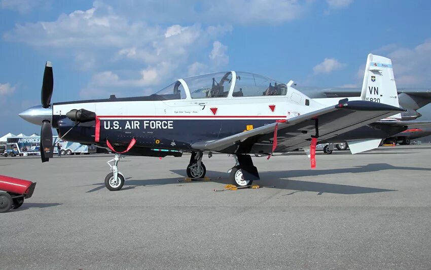 Raytheon t-6 Texan II. УТС-800 самолет. УТС-800 самолет узга. Самолёт Beech t-6a Texan II. Утс 800