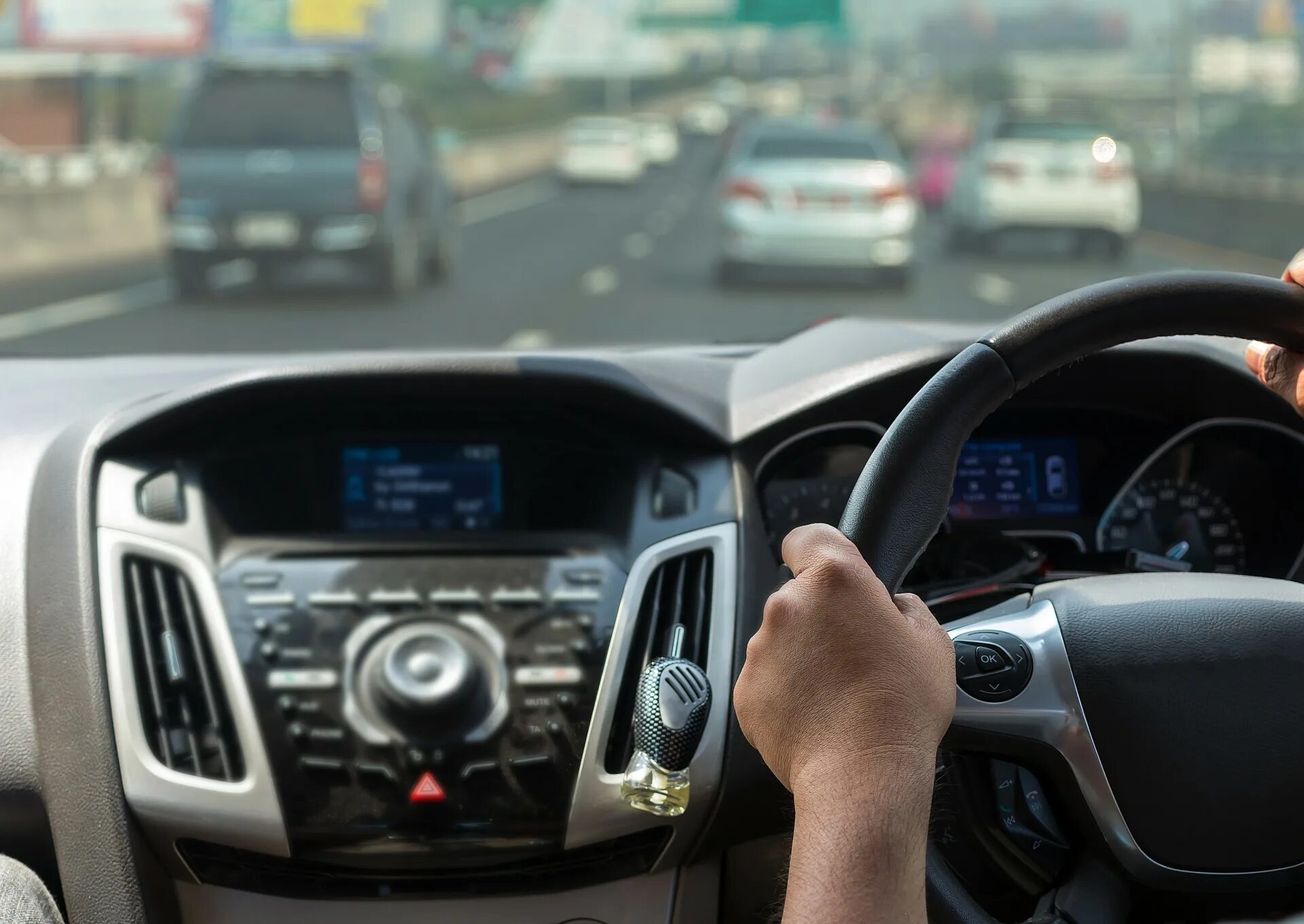 Переведи driving a car. Автоэлектрик праворульных авто. Car Driving. Left hand Driver фото на машине. Фото людей леворуких и праворуких.