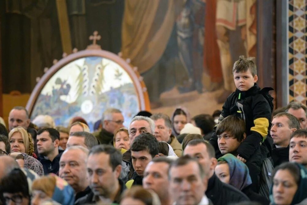 Прощёное воскресенье Патриаршее богослужение. Люди в церкви. Прощание воскресенье 2023. С прощенным воскресеньем батюшке. Когда прощенное воскресенье в 2024г у православных