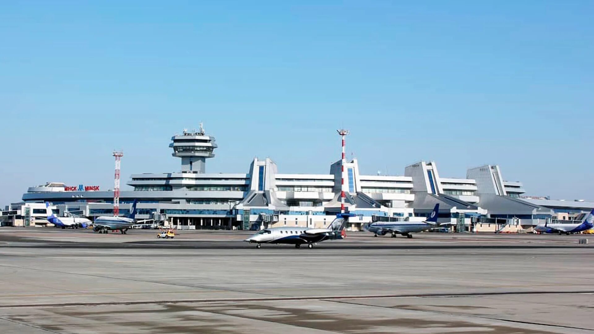 В минском аэропорту самолет. Аэропорт Минск. Самолеты Минск аэропорт. Аэропорт Минск 2 стоянка. Минский аэропорт фото.