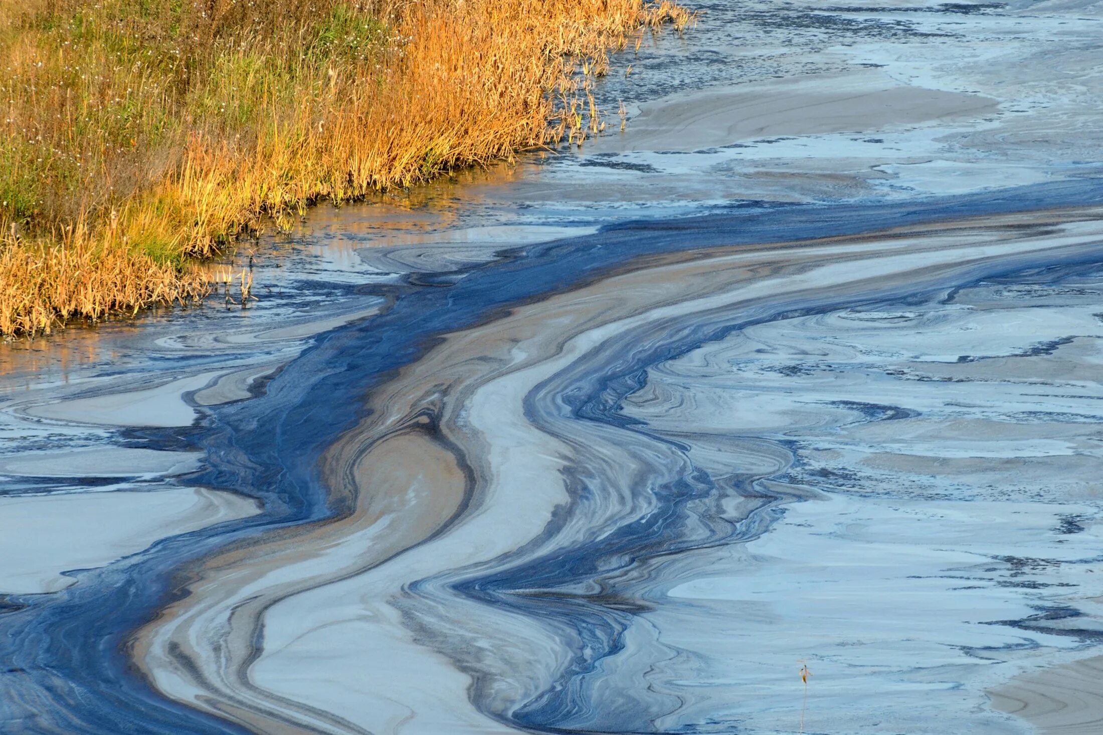 Разлив нефтепродуктов Северная Двина. Загрязнение воды. Загрязнение рек. Загрязнение водыng.