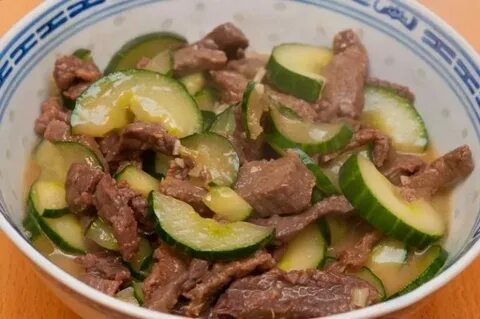 Огурцы с мясом на сковороде