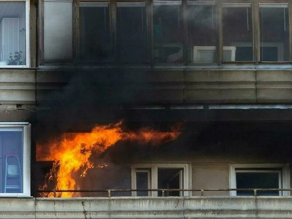 Пожар на балконе. Горящий балкон. Горит балкон. Сгорел балкон