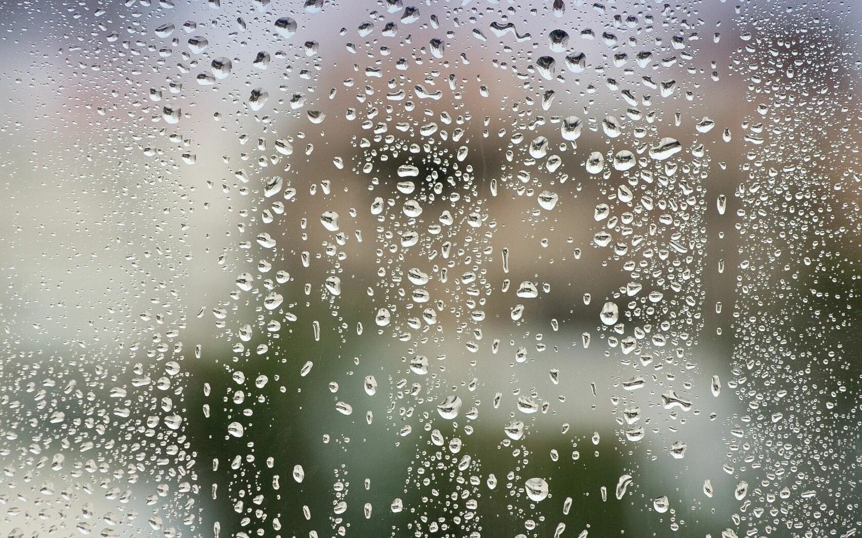 Едва заметно будто капли воды блестели. Капли на стекле. Капли дождя. Стекло с эффектом дождя. Запотевшее стекло.