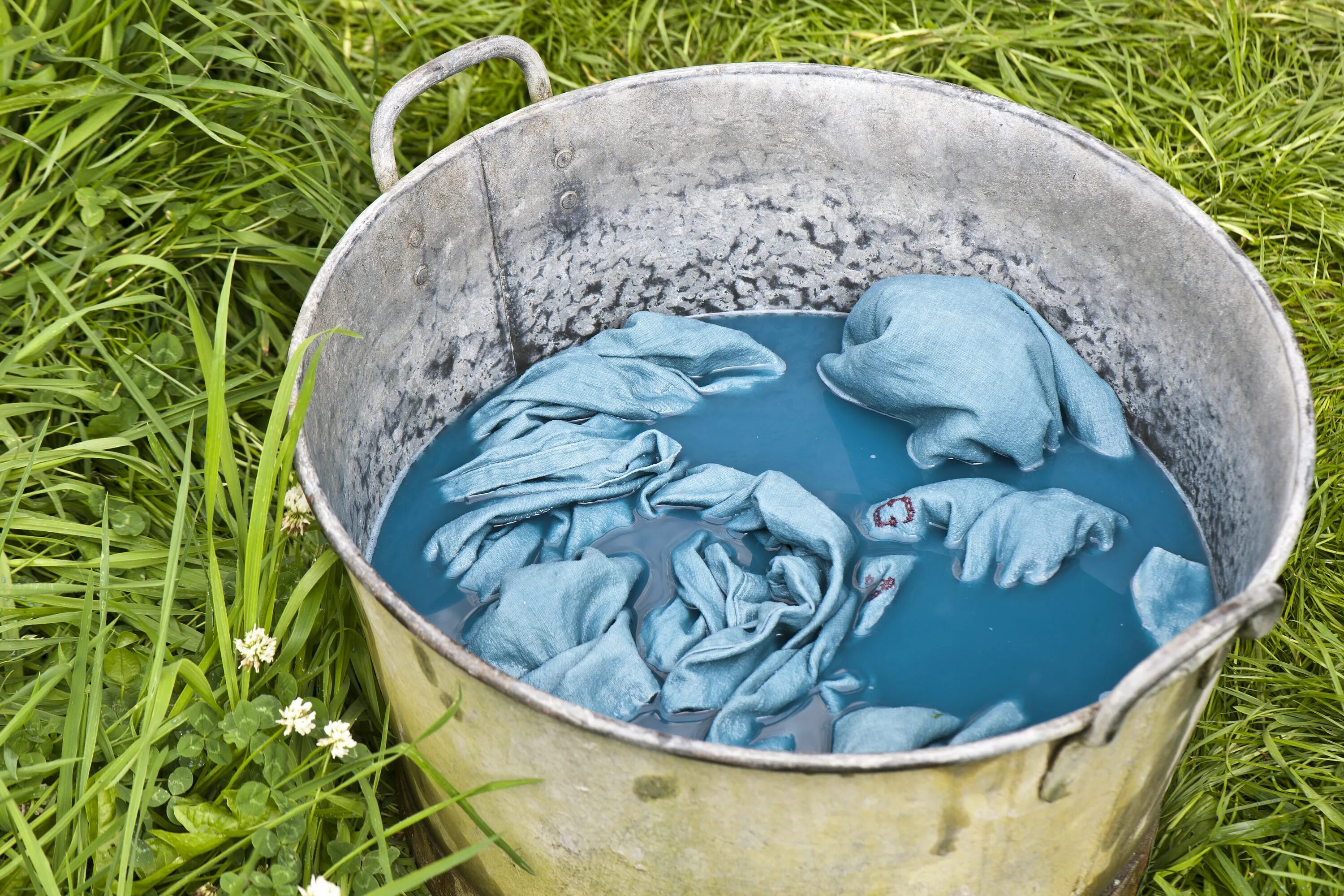 Какую ткань можно покрасить. Покраска ткани. ведро для кислоты. paint dye. покрасить стол меловой краской фото.